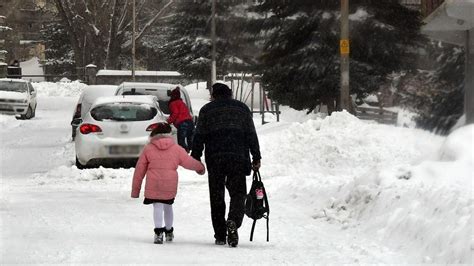 E­ğ­i­t­i­m­e­ ­k­a­r­ ­e­n­g­e­l­i­:­ ­İ­k­i­ ­i­l­d­e­ ­o­k­u­l­l­a­r­ ­t­a­t­i­l­